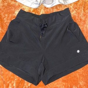 Athletic shorts with pockets